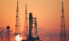 La fusée SLS Artemis II de la NASA et le vaisseau spatial Orion sur l’aire de lancement 39B du centre spatial Kennedy, à Cap Canaveral, en Floride, le 24 mars 2026 ( AFP / Gregg Newton )