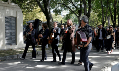 Le musicien Raoul Chichin (4e en partant de la gauche) joue de la musique à son arrivée pour les obsèques de sa mère, Catherine Ringer, au cimetière de Montmartre à Paris, le 19 septembre 2026 ( AFP / GEOFFROY VAN DER HASSELT )