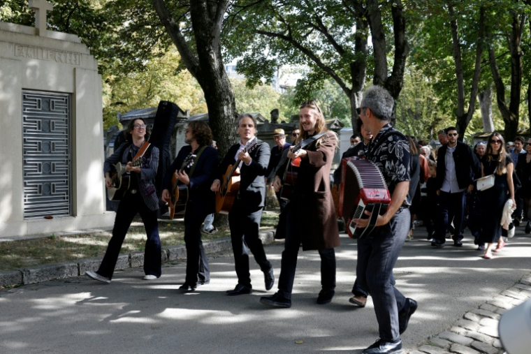 Le musicien Raoul Chichin (4e en partant de la gauche) joue de la musique à son arrivée pour les obsèques de sa mère, Catherine Ringer, au cimetière de Montmartre à Paris, le 19 septembre 2026 ( AFP / GEOFFROY VAN DER HASSELT )
