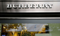 BURBERRY ACCUSE UNE CHUTE DE 45% DE SES VENTES AU PREMIER TRIMESTRE, SUPPRIME DES EMPLOIS