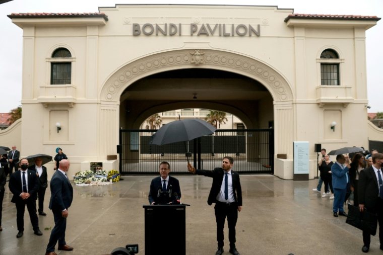 Le président israélien Isaac Herzog prend la parole après avoir déposé une gerbe en hommage aux victimes de l'attentat du 14 décembre 2025 au pavillon de Bondi, à Sydney, le 9 février 2026 en Australie ( AFP / DAVID GRAY )