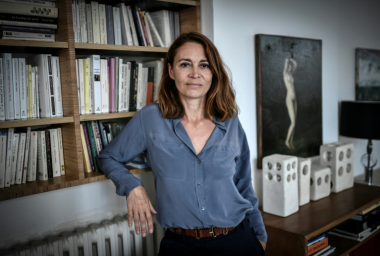 La journaliste et écrivaine Helene Devynck le 22 juin 2021 à Paris ( AFP / STEPHANE DE SAKUTIN )