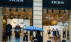 Une boutique IKKS à Paris, le 3 octobre 2025 ( AFP / Dimitar DILKOFF )