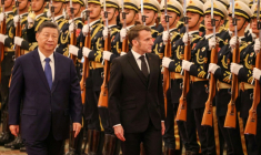 Le président chinois Xi Jinping (à gauche) et le président français Emmanuel Macron (à droite) passent en revue la garde d'honneur lors d'une cérémonie de bienvenue au Palais du Peuple à Pékin, le 4 décembre 2025 ( POOL / Ludovic MARIN )