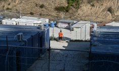 Un migrant à l’intérieur du centre fermé pour migrants de Sintiki, près de Serrès, dans le nord de la Grèce, le 10 septembre 2026 ( AFP / Sakis Mitrolidis )