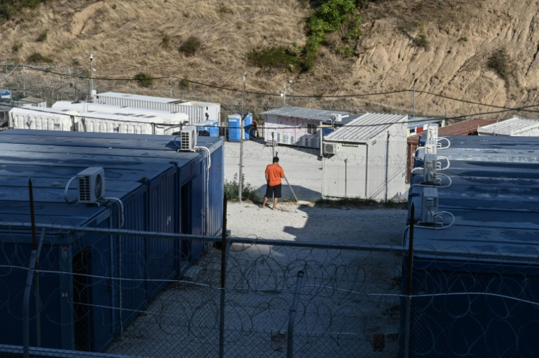 Un migrant à l’intérieur du centre fermé pour migrants de Sintiki, près de Serrès, dans le nord de la Grèce, le 10 septembre 2026 ( AFP / Sakis Mitrolidis )