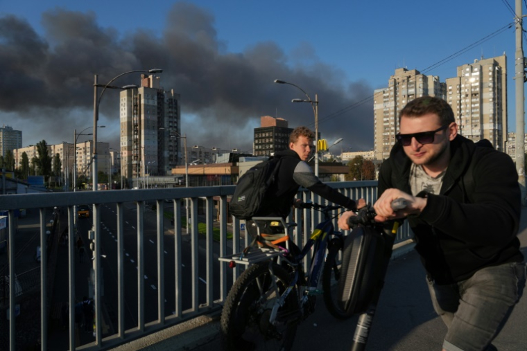 Des habitants de Kiev après une série de frappes russes le 7 septembre 2025. ( AFP / OLEKSII FILIPPOV )