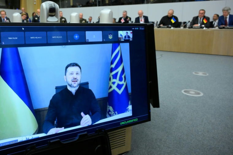 Le président ukrainien Volodymyr Zelensky apparaît sur un écran en direct au début d'une réunion du groupe de contact de la défense de l'Ukraine au siège de l'Otan, à Bruxelles, le 4 juin 2025 ( AFP / JOHN THYS )