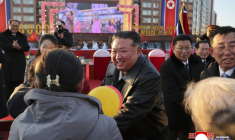 Le dirigeant nord-coréen Kim Jong Un inaugure un quartier résidentiel à Pyongyang, le 16 février 2026 ( KCNA VIA KNS / STR )