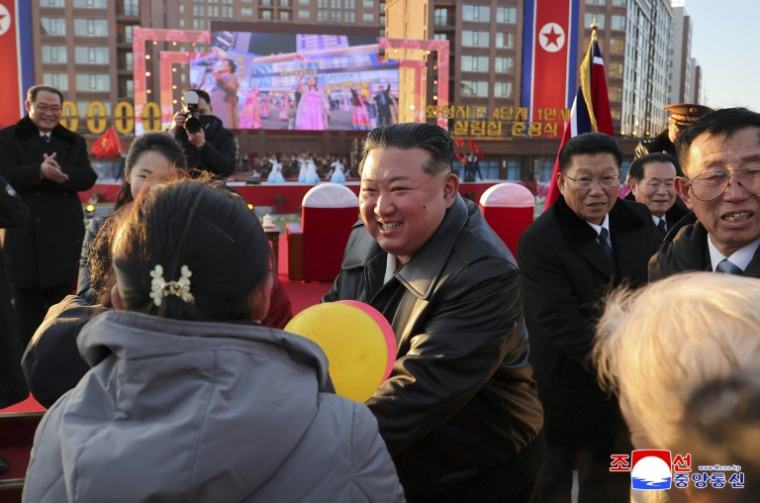 Le dirigeant nord-coréen Kim Jong Un inaugure un quartier résidentiel à Pyongyang, le 16 février 2026 ( KCNA VIA KNS / STR )