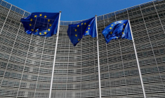 Les drapeaux de l'Union européenne flottent devant le siège de la Commission européenne à Bruxelles