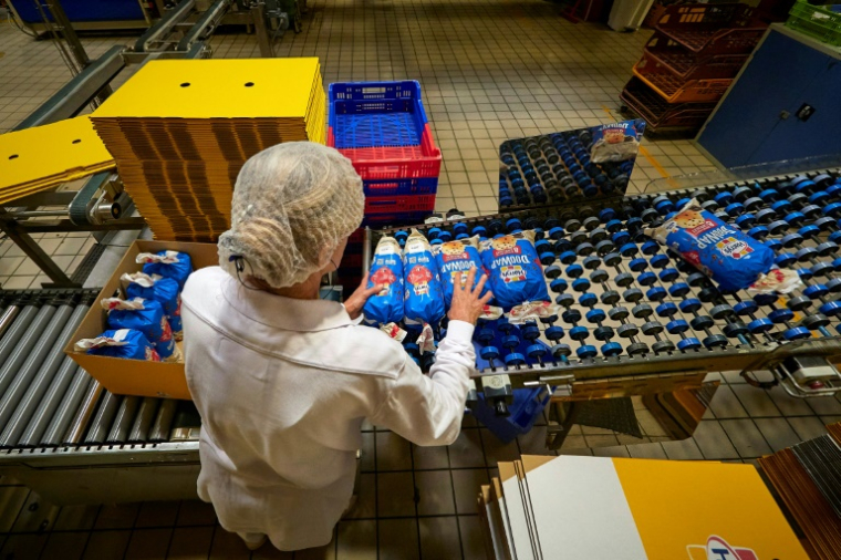 Une employée travaille sur une ligne de production de l'usine Harrys à Montierchaume, le 29 avril 2025 dans l'Indre ( AFP / GUILLAUME SOUVANT )