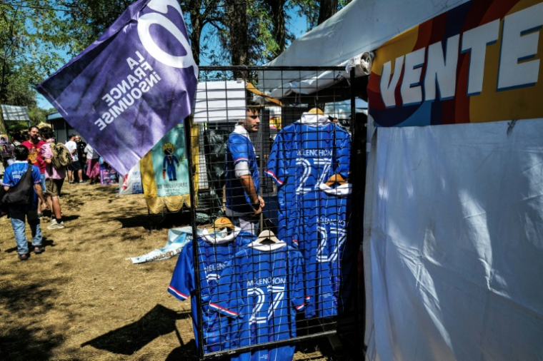 Des maillots de football LFI floqués "Mélenchon 27" en vente aux universités d'été de LFI à Châteauneuf-sur-Isère, dans la Drôme, le 22 août 2026  ( AFP / OLIVIER CHASSIGNOLE )