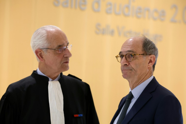 Eric Woerth (D) avec son avocat Jean-Yves Leborgne, le 27 mars 2025 au tribunal judiciaire de Paris ( AFP / Alain JOCARD )