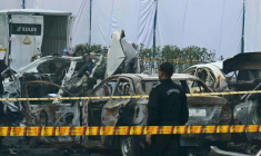 Des enquêteurs sur les lieux de l'explosion d'une voiture près du Fort Rouge, dans le vieux quartier de New Delhi, le 11 novembre 2025 en Inde ( AFP / Arun SANKAR )