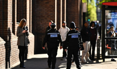 Des policiers en patrouille dans le centre de Londres, le 25 avril 2026 ( AFP / Ben STANSALL )