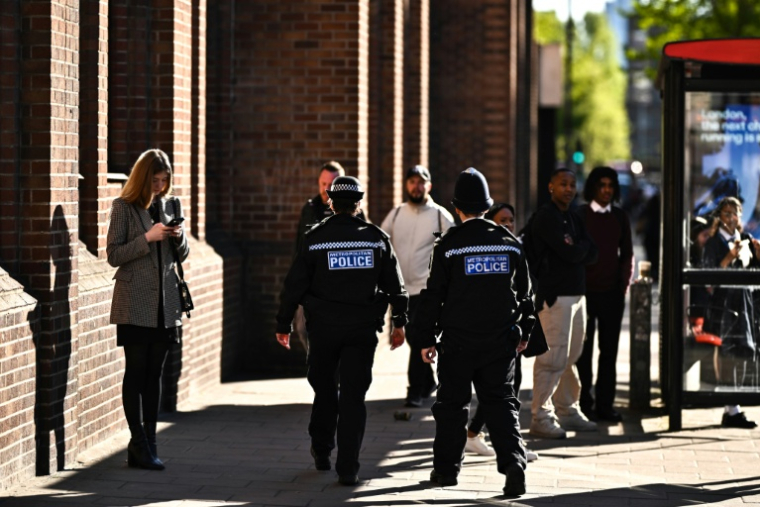 Des policiers en patrouille dans le centre de Londres, le 25 avril 2026 ( AFP / Ben STANSALL )