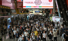 Le public venu visiter la Foire de Canton, en Chine, le 15 avril 2026 ( AFP / Jade GAO )