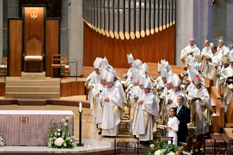 Le roi Felipe VI (d) et la reine Letizia d'Espagne attendent la messe célébrée par le pape Léon XIV dans la basilique de la Sagrada Familia, le 10 juin 2026 à Barcelone ( AFP / Stefano RELLANDINI )