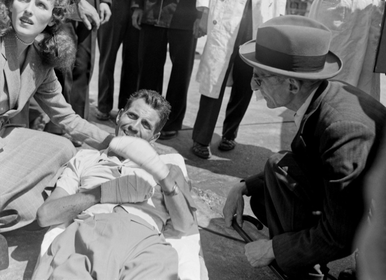 L’alpiniste français Maurice Herzog entouré de ses proches et de sa famille à son arrivée à l’aéroport de Paris le 17 juillet 1950, après l’ascension du sommet de l’Annapurna réalisée avec Louis Lachenal ( AFP / STF )