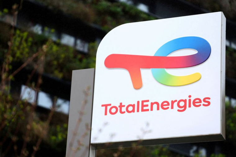 Logo de la société française de pétrole et de gaz TotalEnergies à Paris
