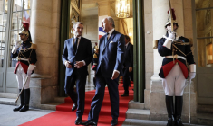 Emmanuel Macron et le président du Conseil constitutionnel, Laurent Fabius, le 4 octobre 2018 au siège de l'institution à Paris.  ( POOL / THOMAS SAMSON )