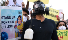 Un homme portant un masque lors d'une manifestation pour réclamer des mesures contre la pollution, le 9 novembre 2025 à New Delhi ( AFP / Sajjad HUSSAIN )