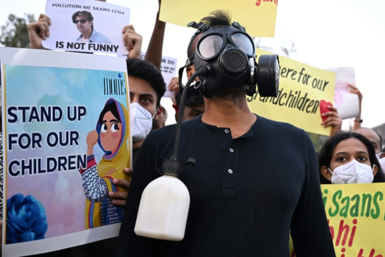 Un homme portant un masque lors d'une manifestation pour réclamer des mesures contre la pollution, le 9 novembre 2025 à New Delhi ( AFP / Sajjad HUSSAIN )