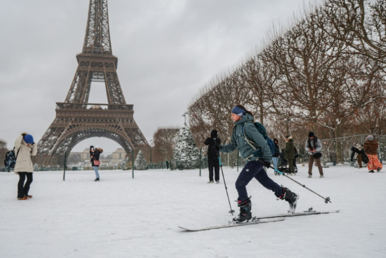 Un skieur sur le champ de Mars, face à la tour Eiffel, à Paris le 7 janvier 2026 ( AFP / Ludovic MARIN )