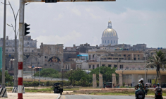 Un feu de circulation éteint dans une rue de La Havane lors d'une panne d'électricité nationale à Cuba, le 14 juillet 2026 ( AFP / YAMIL LAGE )