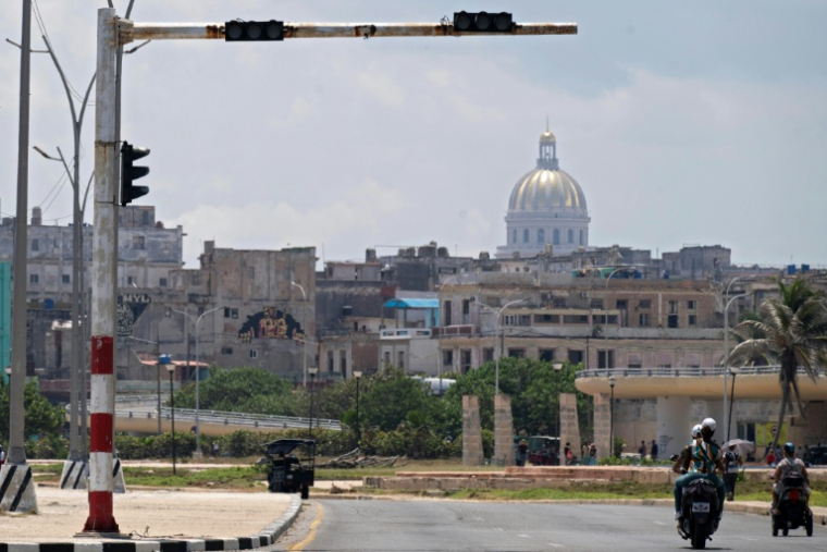 Un feu de circulation éteint dans une rue de La Havane lors d'une panne d'électricité nationale à Cuba, le 14 juillet 2026 ( AFP / YAMIL LAGE )