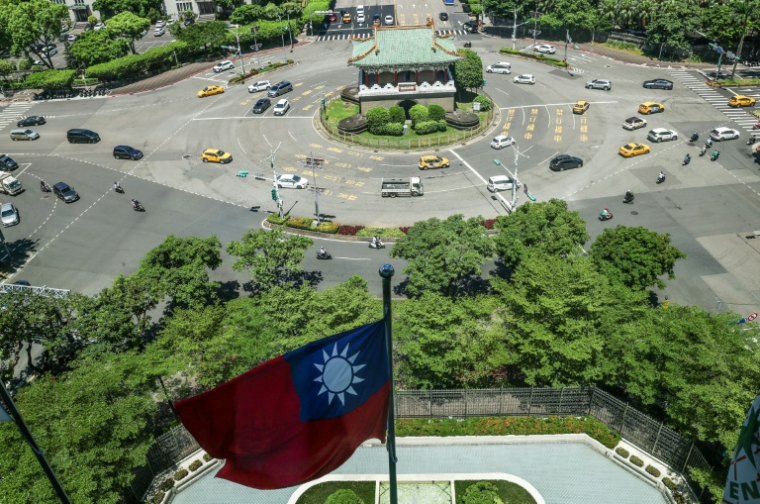 Le drapeau de Taïwan flotte devant un rond-point à Taipei, le 4 août 2026, à la veille du coup d'envoi de l'exercice militaire annuel "Han Kuang" ( AFP / I-Hwa Cheng )