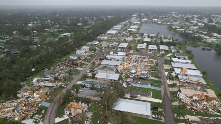 Vue aérienne des destructions à Fort Pierce après le passage de l'ouragan Milton, le 10 octobre 2024 en Floride ( AFP / John Falchetto )