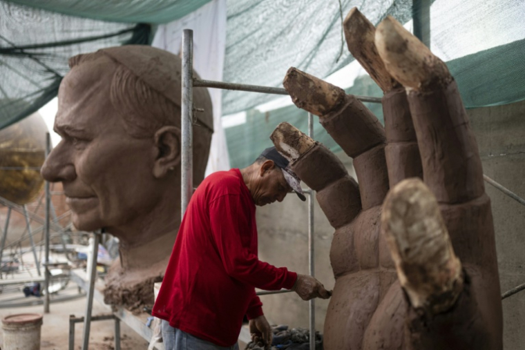 Un artisan façonne dans l'argile le modèle d'une main de la future statue géante du pape Léon XIV, dans un atelier du quartier de Carabayllo, dans la périphérie nord de Lima, le 25 septembre 2026 ( AFP / ERNESTO BENAVIDES )