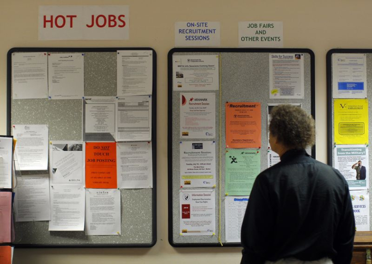 Le bibliothécaire Gary Klein examine les offres d'emploi et autres annonces publiées sur le site The Work Place, qui propose des services complets en matière d'emploi et de carrière, à Boston