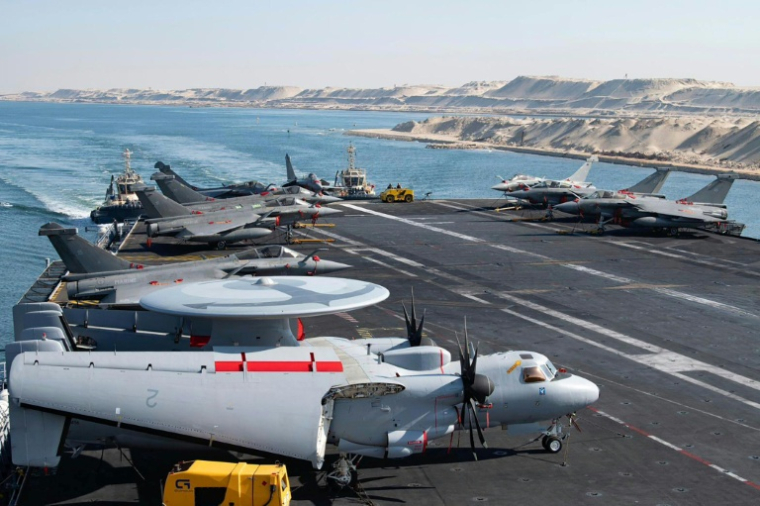 Photo diffusée par la Marine nationale le 6 mai 2026 montrant le pont d'envol du porte-avions Charles de Gaulle  traversant le canal de Suez vers le sud de la mer Rouge afin de se prépositionner pour une éventuelle mission dans le détroit d'Ormuz ( Marine Nationale / Handout )