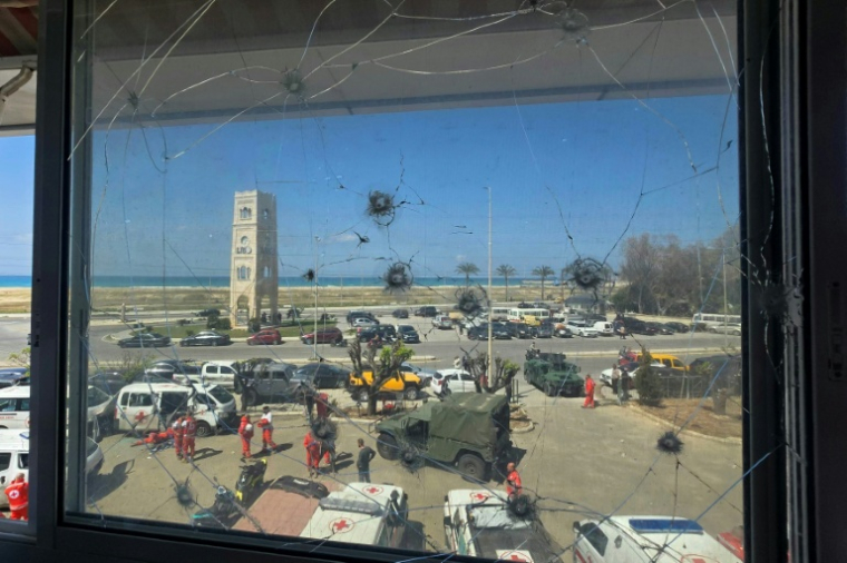 Des membres de la Croix-Rouge inspectent les dégâts après une frappe de drone israélienne sur leur quartier général à Tyr, dans le sud du Liban, le 13 avril 2026 ( AFP / Kawnat HAJU )