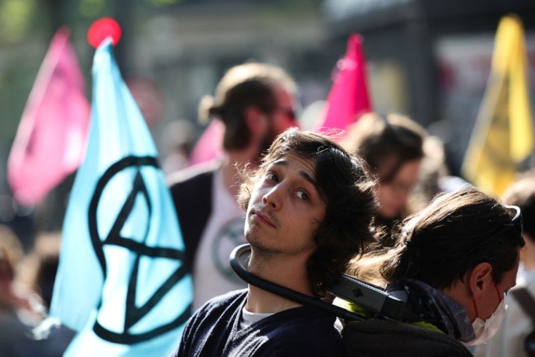 FRANCE 2022: DES MILITANTS ÉCOLOGISTES BLOQUENT UN BOULEVARD PARISIEN