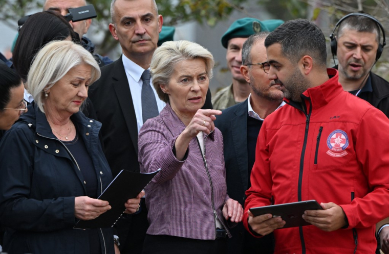 La Première ministre bosnienne Borjana Kristo et la présidente de la Commission européenne Ursula von der Leyen à Donja Jablanica, en Bosnie, le 24 octobre 2024. ( AFP / ELVIS BARUKCIC )
