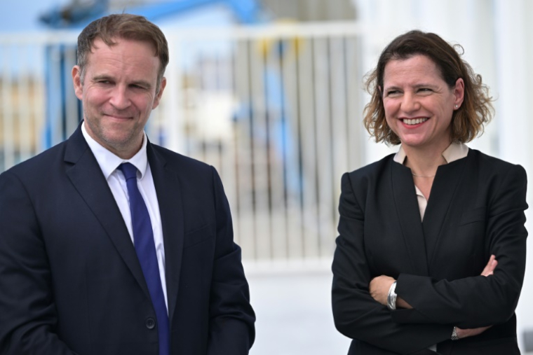 Le ministre de l'Energie Marc Ferracci et la directrice générale d'Engie Catherine MacGregor, lors d'une visite à parc éolien de Yeu-Noirmoutier, en Vendée, le 23 juin 2025 ( AFP / Damien MEYER )
