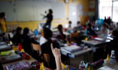 Dernier jour pour les élèves des écoles françaises avant la fermeture de trois semaines du COVID