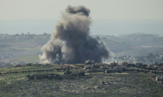 De la fumée s'élève après une frappe aérienne israélienne qui a visé le village libanais méridional de Kfar Tibnit, le 5 mars 2026 ( AFP / Rabih DAHER )