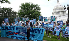 Des jeunes manifestent dans le cadre de leur combat judiciaire contre la politique du président américain Donald Trump favorable aux énergies fossiles, devant le Congrès, à Washington, le 16 juillet 2025 ( AFP / Alex WROBLEWSKI )