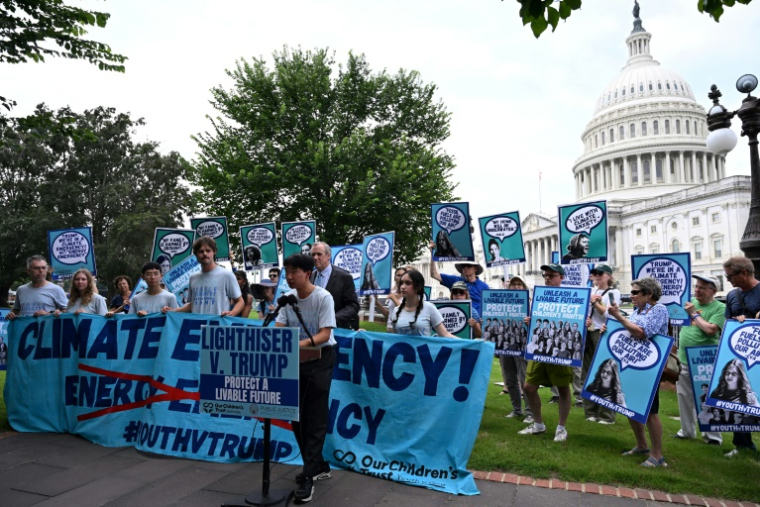 Des jeunes manifestent dans le cadre de leur combat judiciaire contre la politique du président américain Donald Trump favorable aux énergies fossiles, devant le Congrès, à Washington, le 16 juillet 2025 ( AFP / Alex WROBLEWSKI )