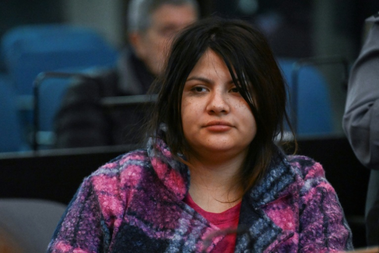 Brenda Uliarte, l'une des accusées dans la tentative de meurtre de l'ancienne vice-présidente argentine Cristina Kirchner, assiste au procès au palais de justice à Buenos Aires, le 26 juin 2024 ( AFP / LUIS ROBAYO )
