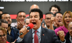 Salvador Nasralla (C), candidat à la présidence du Honduras pour le Parti libéral (PL) lors d'une conférence de presse à Tegucigalpa le 2 décembre 2025 ( AFP / Orlando SIERRA )