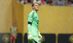 Neuer tacle la sortie de Donnarumma qui a provoquée la blessure de Musiala