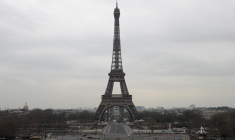 Les rues désertes près de la Tour Eiffel à Paris, au premier jour du confinement, le 17 mars 2020. ( AFP / LUDOVIC MARIN )