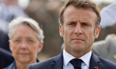 Emmanuel Macron et Élisabeth Borne,, lors de l'hommage aux 177  fusiliers marins du "Commando Kieffer", à Colleville-Montgomery en Normandie, le 6 juin 2023, pour le 79e anniversaire du Débarquement.  ( POOL / LUDOVIC MARIN )