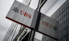 UBS va finalement s'acquitter de 835 millions d'euros, montant inférieur à celui auquel la banque suisse avait été condamnée lors de ses deux procès à Paris, à savoir 3,7 milliards d'euros au total en première instance en 2019 puis 1,8 milliard en appel en 2021. ( AFP / Fabrice COFFRINI )